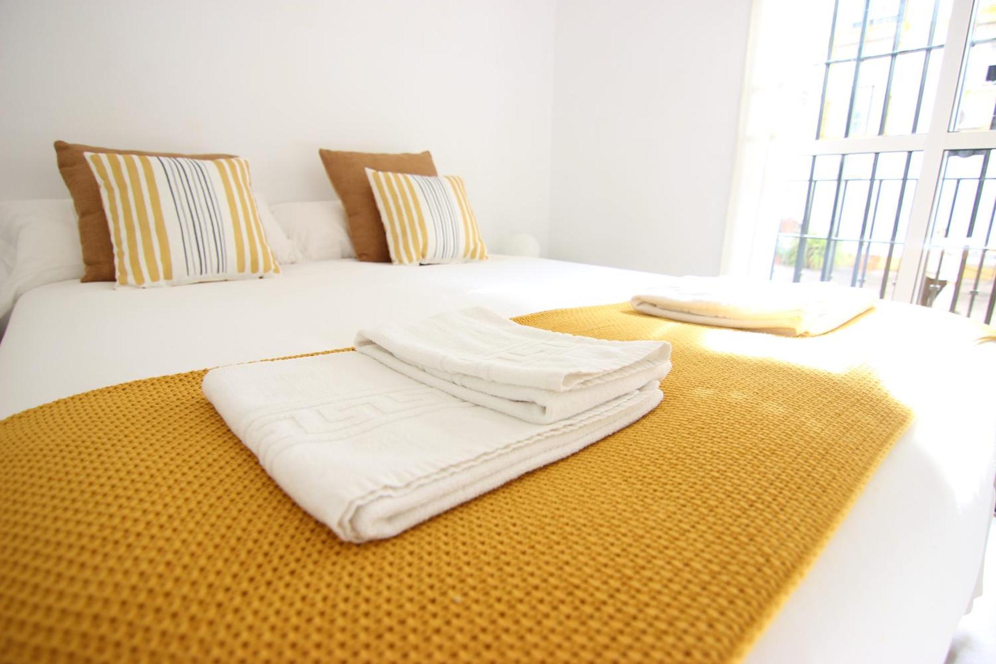 Rentalsevilla Espacioso Apartamento En La Alameda De Hercules Con Parking Sevilha Exterior foto