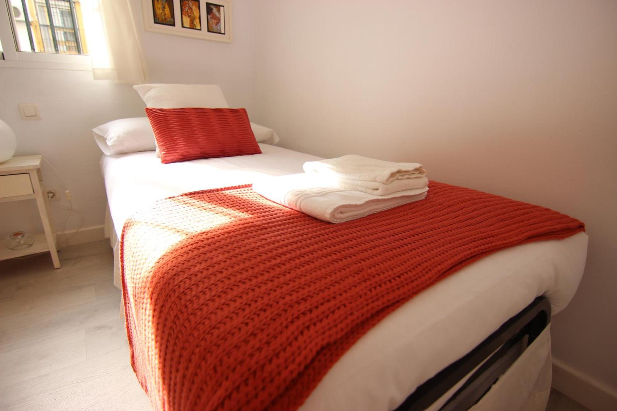 Rentalsevilla Espacioso Apartamento En La Alameda De Hercules Con Parking Sevilha Exterior foto